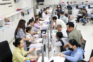 民众在第十二郡人委会“一站式”部门办理行政手续。