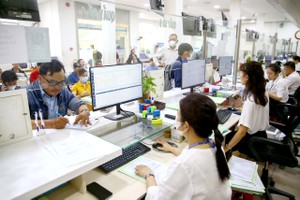 本市干部和公务员队伍正在优化服务人民与企业的能力。