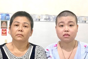 刘少芳靠大姨照料。