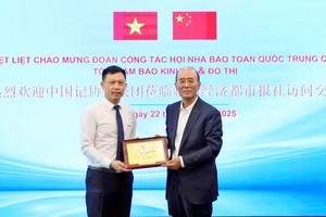 阮成利总编辑向刘思扬副主席赠送纪念礼物。