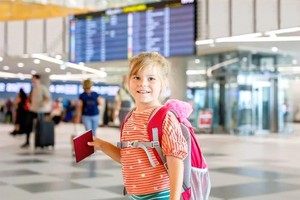 如何授权他人带孩子出国？