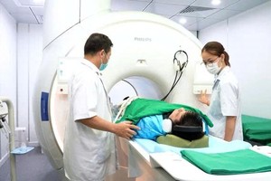 大水镬医院医生准备为病人进行CT 扫描。