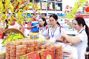 职能机关检查食品质量。