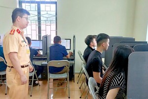 交警组织驾照考核。