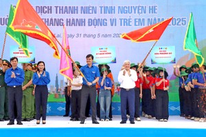 越南祖国阵线中央委员会主席杜文战向胡志明共青团中央书记处颁发旗帜。