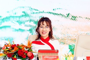 越捷航空董事长阮氏芳草博士在大会上发表讲话。