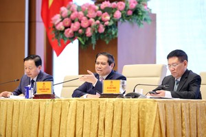 政府总理范明政与各位副总理主持座谈会。