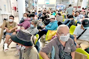 民众在创伤矫形医院等候医保诊疗。