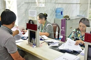 民众正在办理副本认证手续。