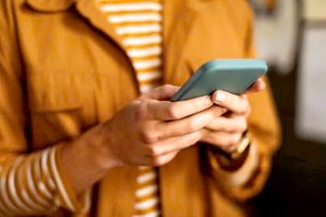 过度使用手机影响身心健康。