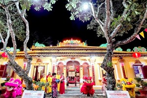 平水祠堂正门展现出独特的古老建筑风格。