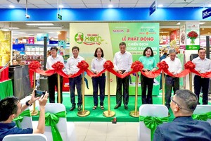 各位代表们为2025年绿色消费举行启动仪式。