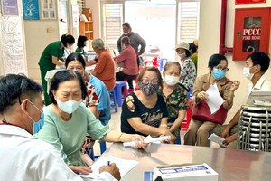 一大早就有许多长者前来做体检。