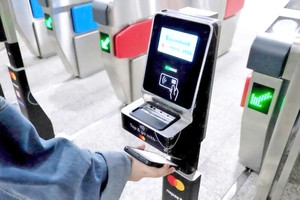 乘客们在滨城地铁站以非现金方式支付车票。