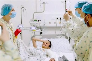 市儿童医院医生正在救治在旅游途中遭遇交通事故的俄罗斯籍病童。