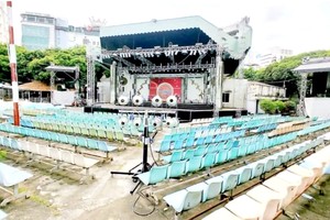 铜鼓舞台已严重损坏，无法再举行达标准的音乐会。