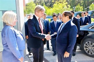 越南政府总理范明政造访了瑞典乌普萨拉大学。