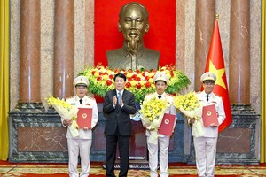 国家主席梁强向3位副部长颁授晋升上将军衔。