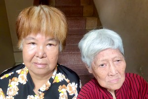 张金和（右）与姊妹冯丽嫦。