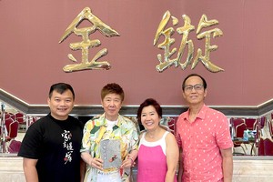 尹光（左二）接受笔者赠送拙著《西堤的见证》。左三、四为爱华酒楼老板吕建国和关漪旋夫妇。