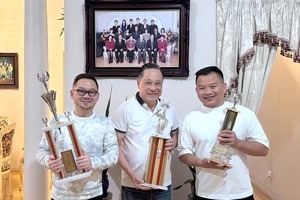 施俊达（中）给笔者捐赠歌赛冠军奖杯。左一为旅美越华歌手翁伟智。