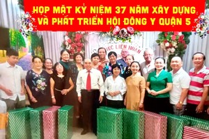 第五郡东医会向各单位与个人致赠感谢纪念礼品。