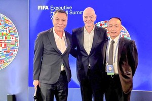 越南足联主席陈国俊（左一）会见国际足联主席因凡蒂诺（中）。