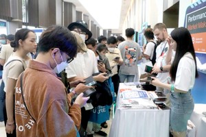 许多四年级学生或应届毕业生担心当前课程内容落后于AI时代的招聘市场。