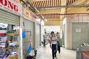 第六郡平西市场摊位的顾客稀少。