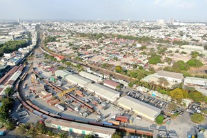 从高空俯瞰的平阳省苡安市神浪火车站。