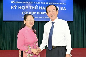 市委书记阮文年及市人民议会主席阮氏丽出席会议。