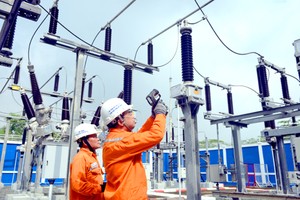 电网运营工人使用热成像摄像机检查连接点位置，预防电网发生故障。