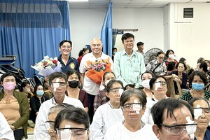 培德精舍会长庄瑞雄（中）与副会长张盛南（左）与市贫病者辅助会仁和分会会长段友瑞（右）和部分术后白内障病人合摄。