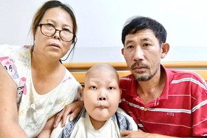 张世仁夫妇与儿子。