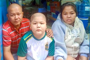 陈黄琪夫妇与罹患癌症的儿子。