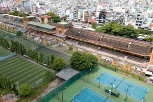 根据2025年规划，富寿跑马场将有5条路穿越，与本市重点交通枢纽对接。