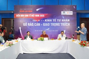 以“民营经济：排除阻碍-赋予重责”为主题的2025年越南经济论坛吸引许多专家与企业代表参与。