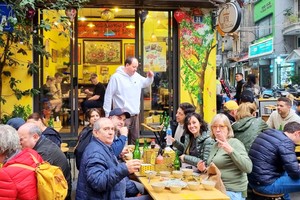 河内市的五社美食街向来都吸引国际游客。