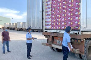 在丽青国际口岸检查从柬埔寨进口的农产品。