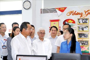市人委会主席阮文得前往苡安坊视察政府机构的正式运行情况。
