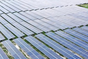 林同省丰富太阳能发电场（Solarcom）安装的太阳能电池板。