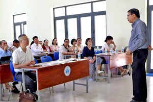 王永协博士在科研会上作报告。