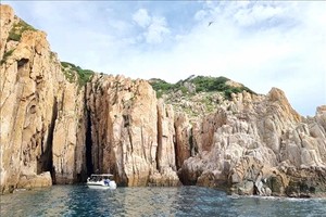 游客可以从船舷一眼望去，欣赏到一排排巍峨的岩山。