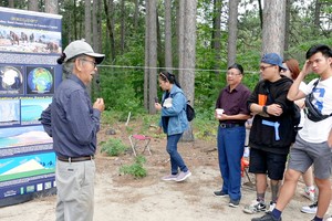 邓忠福博士向游客介绍平鹤沙丘。