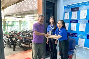 人民灿烂的笑容是无价奖励。