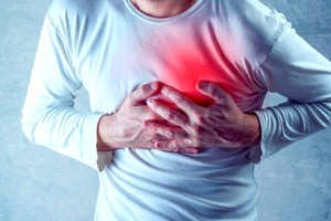 急性心肌梗死最典型的信号就是胸痛。