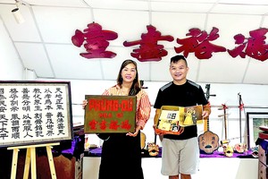 冯裕画家幼女冯凤金（左）代表家族把父亲遗物捐赠笔者收藏。