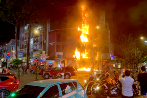 消防与救援力量迅速赶到现场扑灭火灾。