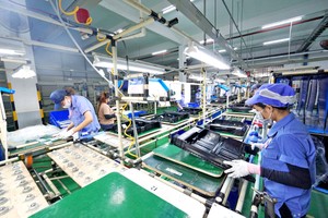 工人正在本市龙福坊阁泰工厂的生产线上操作。