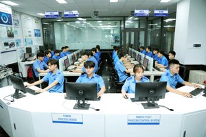 本市工业大学机械系的学生在E-Factory 4.0智能制造工厂模型中学习。